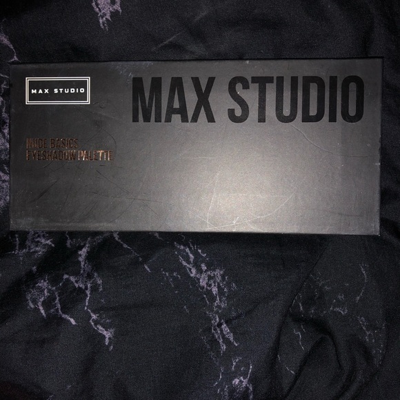 Eyeshadow palette - Picture 2 of 3